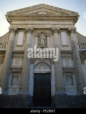 Eglise DE SANT ANTONI ABAT. Construída entre 1734 y 1771. Fachada neoclásica tardía (1876) con columnas corintias frontispicio y triangulaire. Detalle de la parte superior de la fachada. VILANOVA I LA GELTRU. Comarca del Garraf. Provincia de Barcelone. Cataluña. Banque D'Images