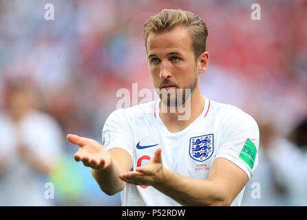 Harry l'Angleterre Kane demande que le match ball après le coup de sifflet final pour célébrer son hat-trick, pendant la Coupe du monde match du groupe G à la stade de Nijni Novgorod. Banque D'Images