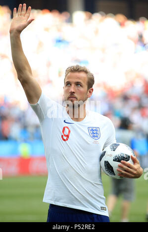 Harry l'Angleterre célèbre avec l'Kane match ball après le coup de sifflet final lors de la Coupe du monde match du groupe G à la stade de Nijni Novgorod. Banque D'Images