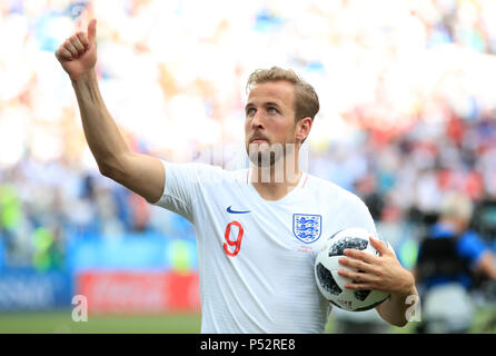 Harry l'Angleterre célèbre avec l'Kane match ball après le coup de sifflet final lors de la Coupe du monde match du groupe G à la stade de Nijni Novgorod. Banque D'Images