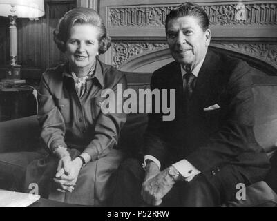 MARGARET THATCHER ET RONALD REAGAN EN UNA REUNION EN EL AÑO 1978. Banque D'Images