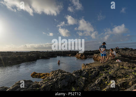 Punta del Hidalgo, Tenerife. Soleil au-dessus de piscines naturelles à Punta del Hidalgo Banque D'Images