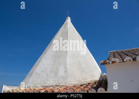 White ancienne église de Nossa Senhora da Rocha en Porches, Algarve, Portugal, la façade blanche de la tour avec une croix. Détail de la Toiture tuiles. Blu lumineux Banque D'Images