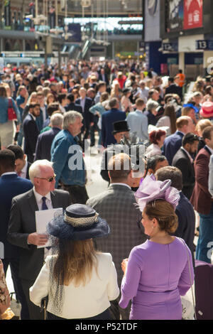 La foule la gare de Waterloo à Londres que la race des spas à bord des trains pour aller à Ascot races dans l'été Banque D'Images