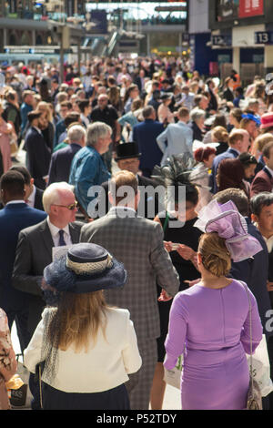 La foule la gare de Waterloo à Londres que la race des spas à bord des trains pour aller à Ascot races dans l'été Banque D'Images