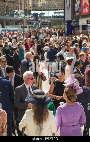 La foule la gare de Waterloo à Londres que la race des spas à bord des trains pour aller à Ascot races dans l'été Banque D'Images