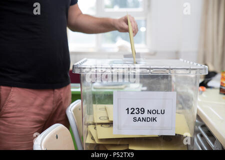 Antalya, Turquie - le 24 juin 2018 : les élections présidentielles et parlementaires à propos de changement de régime, l'homme est qualifiée d'élection. Banque D'Images