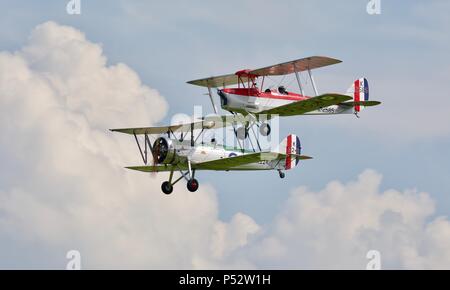 1931 621 Avro Tutor (K3241) et un 1931 DH82a Tiger Moth flying together à l'ancien directeur de l'aérodrome Banque D'Images