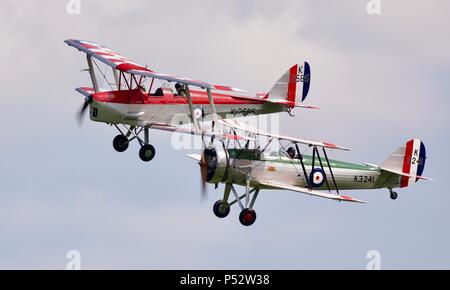 1931 621 Avro Tutor (K3241) et un 1931 DH82a Tiger Moth flying together à l'ancien directeur de l'aérodrome Banque D'Images