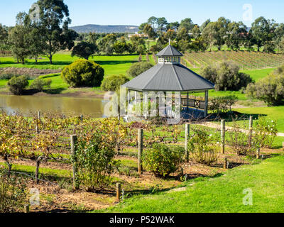 Une rotonde ou gazebo au bord d'un lac et de rangées de vignes dans un vignoble dans la région de la Swan Valley, dans la banlieue de Perth WA l'ouest de l'Australie. Banque D'Images