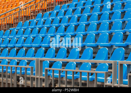 Des rangées de chaises sur un stade de football Banque D'Images