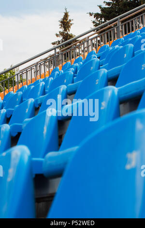 Des rangées de chaises vides sur un stade de football Banque D'Images