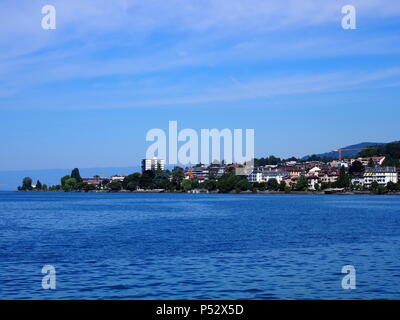 Magnifique vue sur la ville de Montreux, Suisse européenne avec des bâtiments au bord du lac de Genève, Suisse paysages en promenade chez alpine riviera dans le canton de Vaud, cle Banque D'Images