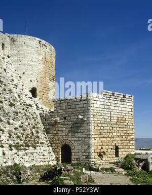 SIRIA. KRAK DE LOS CABALLEROS. Castillo levantado en el siglo XII por los Caballeros Hospitalarios, durante las cruzadas un Tierra Santa. Es la mejor muestra que se conserva en el Oriente Medio de arquitectura militar de l'époque médiévale. En el S. XIII, la fortaleza cristiana cayó en manos arabes. Vista Parcial de la muralla. Banque D'Images