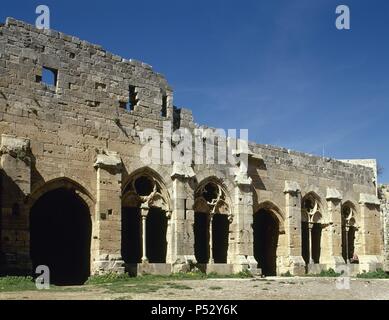 SIRIA. KRAK DE LOS CABALLEROS. Castillo erigido en el siglo XII por los caballeros hospitalarios, durante las Cruzadas un Tierra Santa. En el siglo XIII cayó en manos arabes. Vista Parcial de la SALA DE RECEPCIONES y la Galeria. Banque D'Images