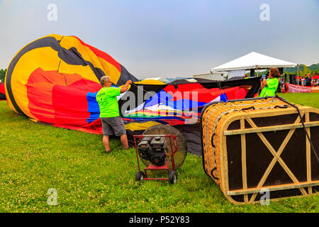 Avondale, PA, USA - Le 23 juin 2018 : Balloonist prépare le ballon avant que l'inflation au comté de Chester de montgolfières au nouveau jardin battant Fi Banque D'Images