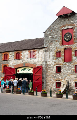 Distillerie de Midleton distillerie de whisky irlandais Jameson et groupe de touristes à l'entrée de la distillerie de whisky Old Jameson à Midleton en Irlande. Banque D'Images