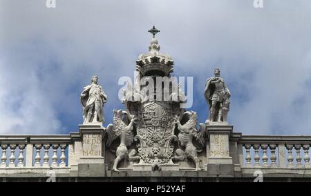 ARTE S. XVIII. ESPAÑA. PALACIO REAL (1738-1760). Detalle de la fachada de la Plaza de Oriente, de la que destaca la cornisa con balaustrada, el Escudo du vrai y las Esculturas de Reyes de España. MADRID. Banque D'Images