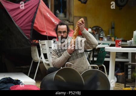 7 février 2017 - Breil-sur-Roya, France : Portrait de Cédric Herrou, posant pour une vidéo humoristique dans laquelle il a des blagues que ses seules armes sont le pain, des tentes et des ustensiles de cuisine. Cédric Herrou posent pour une vidéo humoristique dans laquelle il saveur agréable au sujet de ses seules armes pour aider les migrants : du pain, des tentes, et des casseroles. Banque D'Images