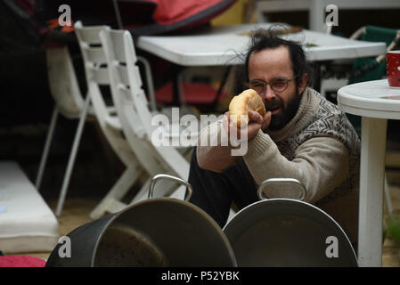 7 février 2017 - Breil-sur-Roya, France : Portrait de Cédric Herrou, posant pour une vidéo humoristique dans laquelle il a des blagues que ses seules armes sont le pain, des tentes et des ustensiles de cuisine. Cédric Herrou posent pour une vidéo humoristique dans laquelle il saveur agréable au sujet de ses seules armes pour aider les migrants : du pain, des tentes, et des casseroles. Banque D'Images