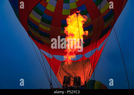 Avondale, PA, USA - Le 23 juin 2018 : l'air chaud flamme dans un ballon au cours de l'inflation à la Chester Comté de montgolfières au nouveau jardin battant Fi Banque D'Images