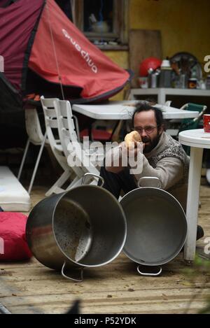 7 février 2017 - Breil-sur-Roya, France : Portrait de Cédric Herrou, posant pour une vidéo humoristique dans laquelle il a des blagues que ses seules armes sont le pain, des tentes et des ustensiles de cuisine. Cédric Herrou posent pour une vidéo humoristique dans laquelle il saveur agréable au sujet de ses seules armes pour aider les migrants : du pain, des tentes, et des casseroles. Banque D'Images