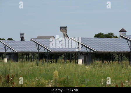 29 juin 2015 - Ungersheim, France : vue générale de la centrale solaire d'Ungersheim. Ce petit village alsacien (population : 2000) est connu comme le village le plus écologique en France en raison de ses diverses initiatives respectueuses de l'environnement : construction d'une centrale solaire, l'utilisation des terres agricoles pour promouvoir l'alimentation bio locale, transport de chevaux pour les enfants des écoles, des espaces verts sans pesticides, l'éco-logement, chauffage à bois, etc. Ungersheim fait partie de la transition network, une association internationale de promouvoir des mesures en vue de l'adaptation aux changements climatiques, notamment alimentaires et énergétiques au Banque D'Images