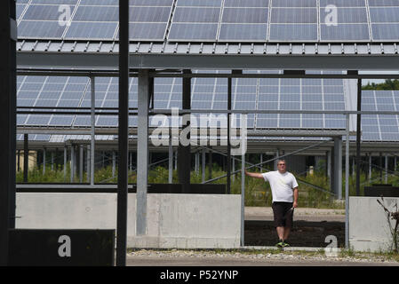 29 juin 2015 - Ungersheim, France : Portrait de Xavier Baumgartner, directeur de la centrale solaire d'Ungersheim. Ce petit village alsacien (population : 2000) est connu comme le village le plus écologique en France en raison de ses diverses initiatives respectueuses de l'environnement : construction d'une centrale solaire, l'utilisation des terres agricoles pour promouvoir l'alimentation bio locale, transport de chevaux pour les enfants des écoles, des espaces verts sans pesticides, l'éco-logement, chauffage à bois, etc. Ungersheim fait partie de la transition network, une association internationale de promouvoir des mesures en vue de l'adaptation aux changements climatiques, especia Banque D'Images