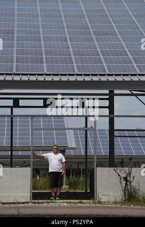 29 juin 2015 - Ungersheim, France : Portrait de Xavier Baumgartner, directeur de la centrale solaire d'Ungersheim. Ce petit village alsacien (population : 2000) est connu comme le village le plus écologique en France en raison de ses diverses initiatives respectueuses de l'environnement : construction d'une centrale solaire, l'utilisation des terres agricoles pour promouvoir l'alimentation bio locale, transport de chevaux pour les enfants des écoles, des espaces verts sans pesticides, l'éco-logement, chauffage à bois, etc. Ungersheim fait partie de la transition network, une association internationale de promouvoir des mesures en vue de l'adaptation aux changements climatiques, especia Banque D'Images