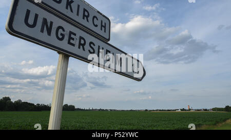 29 juin 2015 - Ungersheim, France : vue générale de Ungersheim, un petit village alsacien (population : 2000) connu comme le village le plus écologique en France en raison de ses diverses initiatives respectueuses de l'environnement : construction d'une centrale solaire, l'utilisation des terres agricoles pour promouvoir l'alimentation bio locale, transport de chevaux pour les enfants des écoles, des espaces verts sans pesticides, l'éco-logement, chauffage à bois, etc. Ungersheim fait partie de la transition network, une association internationale de promouvoir des mesures en vue de l'adaptation aux changements climatiques, notamment l'autonomie alimentaire et énergétique. Un reportage d'Ungersheim Banque D'Images