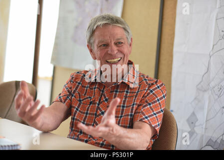 29 juin 2015 - Ungersheim, France : Portrait de Jean-Claude Mensch, maire d'Ungersheim. Ce petit village alsacien (population : 2000) est connu comme le village le plus écologique en France en raison de ses diverses initiatives respectueuses de l'environnement : construction d'une centrale solaire, l'utilisation des terres agricoles pour promouvoir les aliments biologiques, horse transport pour les enfants des écoles, des espaces verts sans pesticides, l'éco-logement, chauffage à bois, etc. Ungersheim fait partie de la transition network, une association internationale de promouvoir des mesures en vue de l'adaptation aux changements climatiques, particulièrement énergique et alimentar Banque D'Images