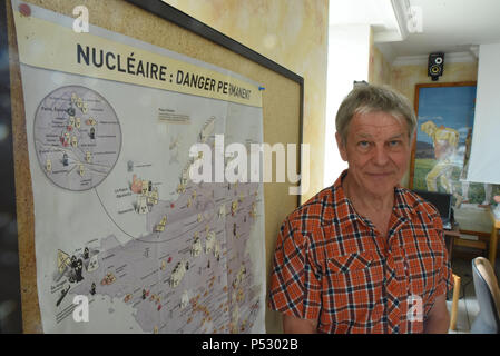 29 juin 2015 - Ungersheim, France : Portrait de Jean-Claude Mensch, maire d'Ungersheim. Ce petit village alsacien (population : 2000) est connu comme le village le plus écologique en France en raison de ses diverses initiatives respectueuses de l'environnement : construction d'une centrale solaire, l'utilisation des terres agricoles pour promouvoir les aliments biologiques, horse transport pour les enfants des écoles, des espaces verts sans pesticides, l'éco-logement, chauffage à bois, etc. Ungersheim fait partie de la transition network, une association internationale de promouvoir des mesures en vue de l'adaptation aux changements climatiques, particulièrement énergique et alimentar Banque D'Images