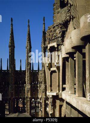 ARTE S. XIX. "MODERNISMO". GAUDI, Antoni (Reus, 1852-Barcelone, 1926). TEMPLO EXPIATORIO DE LA SAGRADA FAMILIA. Se inició su construcción con una cripta neogótica y en 1883 Gaudí quien fue continuó dicha construcción. Solo de Gaudí pudo realizar el ábside neogótico y la Fachada del nacimiento. En 1986, Subirachs se encargó de las obras. Barcelone. Cataluña. Banque D'Images