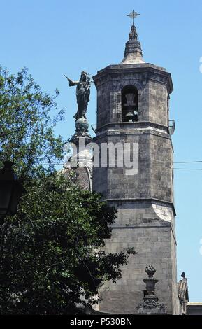 L'Espagne. La Catalogne. Barcelone. La basilique de la Merce. Entre 1765-1775 réformé par l'architecte Josep Mas. Sculpture de la vierge au-dessus de l'église. Quartier Gothique. Banque D'Images