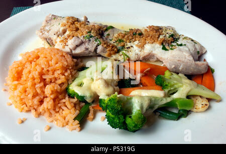 Côte du Pacifique le mahi-mahi, servi avec légumes et riz Banque D'Images