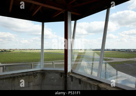 Berlin, Allemagne - Vue depuis la tour de l'ancien Aéroport Berlin-Tempelhof sur la Tempelhofer Feld. Banque D'Images