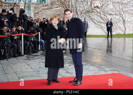 Berlin, Allemagne - La Chancelière allemande Angela Merkel se félicite de la Chancelière fédérale autrichienne Sebastian Kurz Banque D'Images