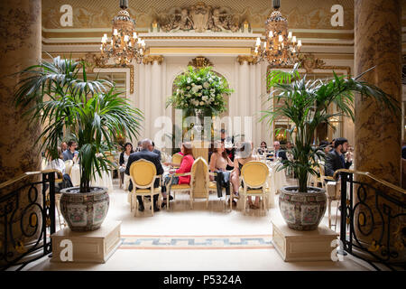 Le Ritz Hotel, Londres. Le Palm Court, qui sert le thé à la 'Ritz'. Thé de l'après-midi. Banque D'Images