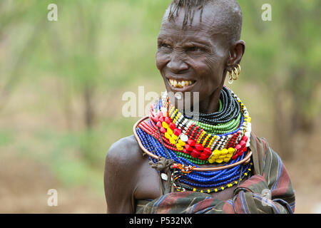 Kakuma, Kenya - Portrait d'une femme avec une Turkana collier traditionnel. Banque D'Images