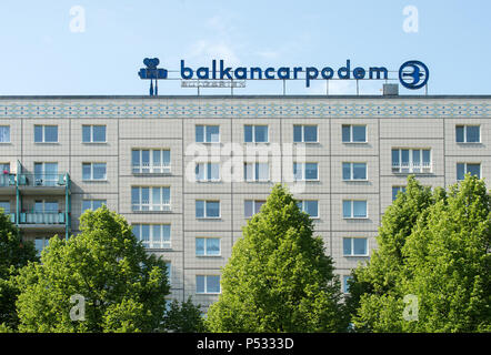 Publicité historique de l'époque de la RDA pour BALKANCARPODEM LA BULGARIE sur un panneau dans la Karl-Marx-Allee Banque D'Images