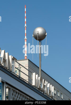 Détail de la Cafe Moskau avec TV Tower et a DDR-Plattenbau dans la Karl-Marx-Allee Banque D'Images