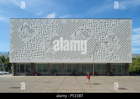 Sculpture relief sur la façade extérieure de l'arrière de l'Kino International à Berlin-Mitte Banque D'Images