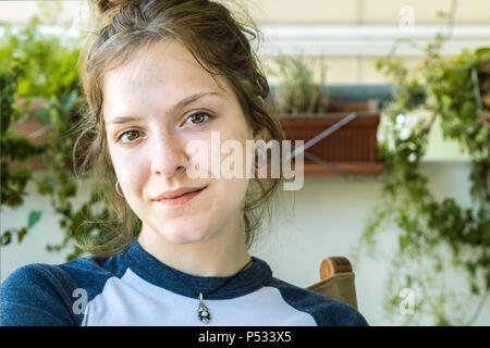 Portrait d'une adolescente fille sans maquillage, à la confiance et à la maison. Banque D'Images