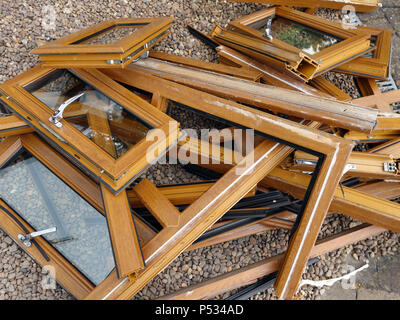 Une pile de bois en plastique mis au rebut des cadres de fenêtre ex effet étant remplacé par un parquet en chêne. Plus plastique et déchets de verre destinés à l'élimination en décharge Banque D'Images