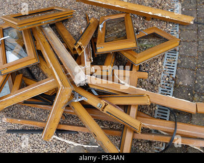 Une pile de bois en plastique mis au rebut des cadres de fenêtre ex effet étant remplacé par un parquet en chêne. Plus plastique et déchets de verre destinés à l'élimination en décharge Banque D'Images