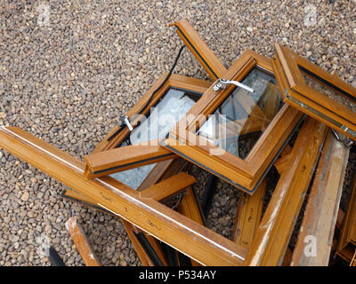 Une pile de bois en plastique mis au rebut des cadres de fenêtre ex effet étant remplacé par un parquet en chêne. Plus plastique et déchets de verre destinés à l'élimination en décharge Banque D'Images