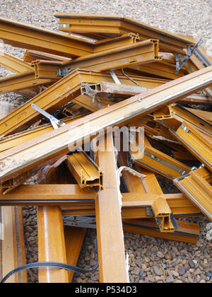 Une pile de bois en plastique mis au rebut des cadres de fenêtre ex effet étant remplacé par un parquet en chêne. Plus plastique et déchets de verre destinés à l'élimination en décharge Banque D'Images