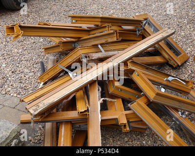 Une pile de bois en plastique mis au rebut des cadres de fenêtre ex effet étant remplacé par un parquet en chêne. Plus plastique et déchets de verre destinés à l'élimination en décharge Banque D'Images