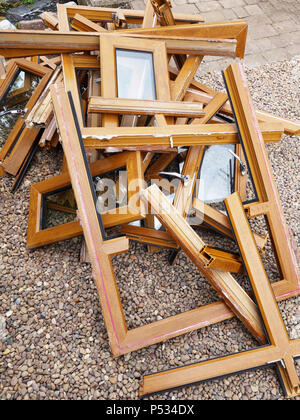 Une pile de bois en plastique mis au rebut des cadres de fenêtre ex effet étant remplacé par un parquet en chêne. Plus plastique et déchets de verre destinés à l'élimination en décharge Banque D'Images