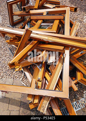 Une pile de bois en plastique mis au rebut des cadres de fenêtre ex effet étant remplacé par un parquet en chêne. Plus plastique et déchets de verre destinés à l'élimination en décharge Banque D'Images